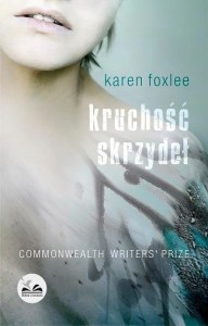 KRUCHOŚĆ SKRZYDEŁ, KAREN FOXLEE